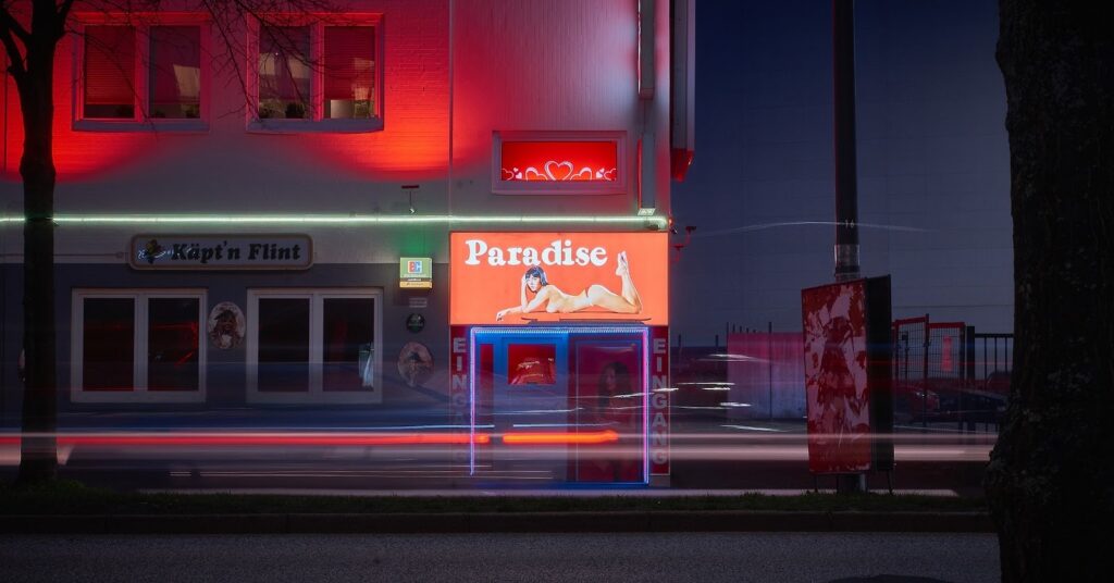 Image représentant une femme coucher les pieds surélevés
